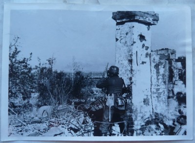 Observator german SS urmareste efectul bombelor asupra Leningradului, 1942 foto