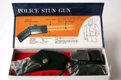 Pistol tip Taser cu electrosocuri foto