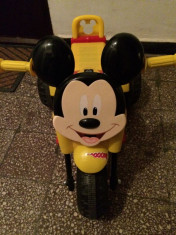 Motocicleta cu motor Mickey Mouse foto