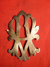 Emblema veche -litere A.V. ,metal argintat sau argint foto