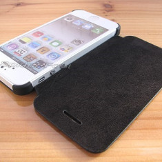 Husa piele neagra flip deschidere laterala iphone 5 + folie protectie ecran si spate + expediere gratuita