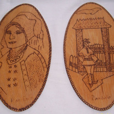 Vintage- ROMANI - set 2 APLICE decorative ARTIZANALE, noi, lemn pirogravat, ANII 1970