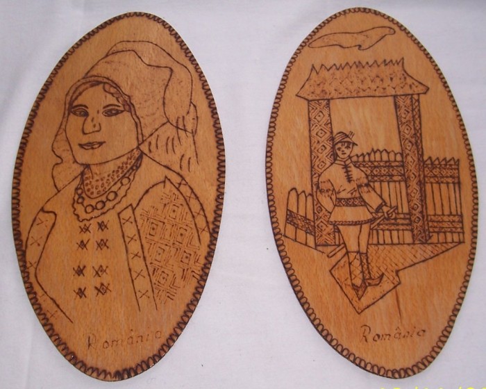 Vintage- ROMANI - set 2 APLICE decorative ARTIZANALE, noi, lemn pirogravat, ANII 1970