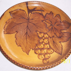 Vintage- FARFURIE - APLICA decorativa ARTIZANALA, SCULPTATA IN LEMN, CU DESENE PIROGRAVATE, ANII 1970, etichetata, noua