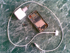 Iphone 3gs placa de baza incarcator cablu de date plus carcasa cu toate pisesele foto