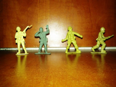 Vand Sau Schimb - Lot 4 Figurine de Plastic , Reprezentand Soldati . foto