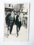 FOTOGRAFIE ROMANIA MILITAR IN UNIFORMA MERGAND PE STRADA INTERBELICA **