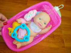 Bebe in vanita, cu diverse accesorii. 23cm. foto