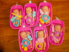 Bebe in vanita, cu diverse accesorii. 23cm. foto
