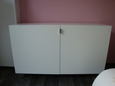 Vand comoda TV Ikea din pal alb, mat, impecabila, utilizata foarte putin. foto