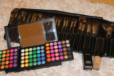 Pachet Trusa profesionala MAC de farduri 96 nuante + Set machiaj make-up MAC 24 pensule + punga MAC foto