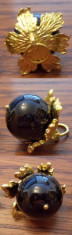 Pandantiv/martisor fruct din onix negru cu sepale aurii foto
