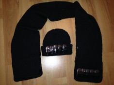 SUPERB !!! Set caciula cu fular dama GUESS,f frumos,logo din paiete cusute, NOU !!! foto