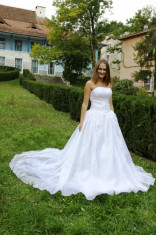 Rochie de mireasa cu trena foto