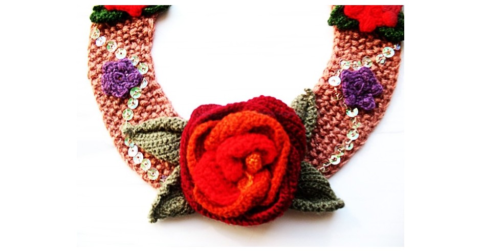 Colier handmade crosetat cu 6flori in culori vintage: burgundy ...