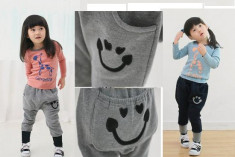 Pantaloni trening copii cu buzunar vesel foto