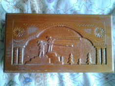 Cutie din lemn de colectie motive si simboluri traditionale populare romanesti folclor tarani ciobani cu bucium munte padure Carpati foto