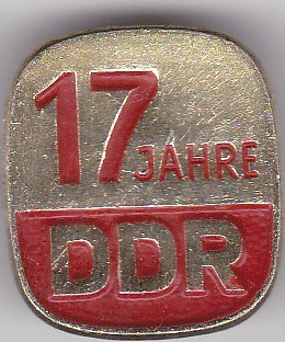 Insigna aniversara 17 ani DDR foto