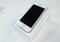 Iphone 5S ALB- White 16gb neverlocked liber de retea fin fabrica - CLUJ-IN STOC foto