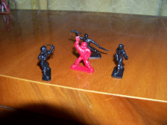 Lot 4 Figurine de Plastic , Reprezentand luptatori ninja . foto