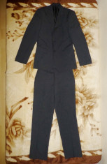 Costum superb model SLIM FIT (vezi ultima poza) de la Clockhouse, C&amp;amp;amp;A; material 97% poliester foarte fin, 3% vascoza; marime 44 foto