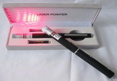 Laser pointer ROSU tip stilou, cap rotativ 3D cu proiectii stelare, cutie cadou foto