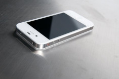 Iphone 4 alb cu folie pe ecran foto