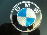 emblema bmw carbon 3d ALBASTRA cu alb metalica pentru porbagaj de 76mm