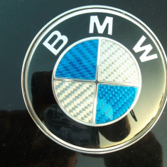 emblema bmw carbon 3d ALBASTRA cu alb metalica pentru porbagaj de 76mm