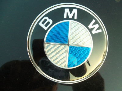 emblema bmw carbon 3d ALBASTRA cu alb metalica pentru porbagaj de 76mm foto