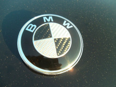 emblema bmw originala carbon 3d gry cu alb metalica pentru porbagj de 76mm foto