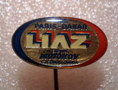 I.372 INSIGNA STICKPIN AUTO CEHOSLOVACIA LIAZ RALIU PARIS DAKAR 1986 25mm foto