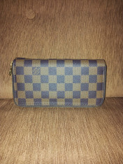 Oferta !!!! Portofel dama Louis Vuitton material asemanator piele ecologica maro cu negru model nou deosebit cu initiale ,,LV,, dublu aprox 20 cm foto