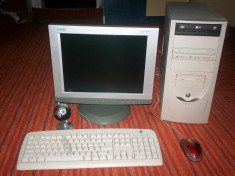 Sistem PC desktop cu monitor, mouse, tastatura si camera web; 2GB RAM; 2.4Ghz; 512MB Video foto