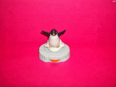 figurina pinguin ce se misca pe gheata din plastic de la burger king foto