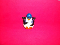 figurina pinguin din plastic ce scoate sunete de la mc donalds foto