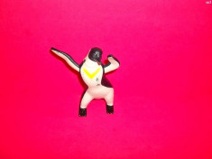 figurina pinguin din plastic de la burger king foto