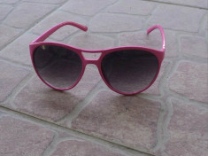 Ochelari de soare cu rama roz foto