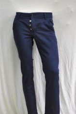 PANTALONI MODEL SLIM SKINNY DE BARBATI foto