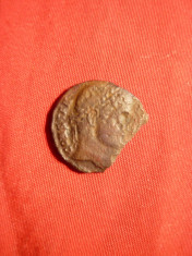 Moneda Romana , bronz ,rupta pt. maruntis , d= 1,8 cm foto