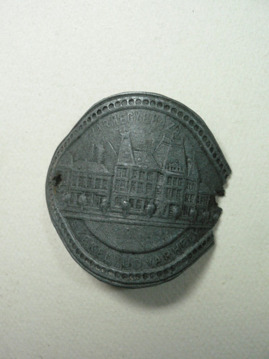 SZEKELYUDVARHELY - VARMEGYEHAZA - ODORHEIU SECUIESC - PRIMARIA - VECHI ORNAMENT PUBLICITAR PENTRU BASTON - MATERIAL,PROBABIL ZINC - DIMENS. 4 X 3 CM