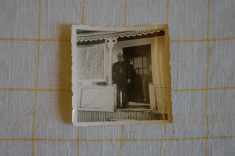 Militar roman in fata casei inainte de plecare - 1940-1942 foto