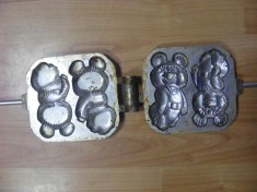 FORMA DE PRAJITURI,MATRITA URSULETI ,STANTA PENTRU ALUAT PRAJITURI,FORMA DE PRAJITURI DE FABRICA,PRODUS VECHI DIN ALUMINIU DURABIL,DEOSEBITA