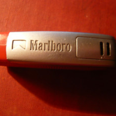 Bricheta cu reclama Marlboro ,plastic si metal , h= 6 cm