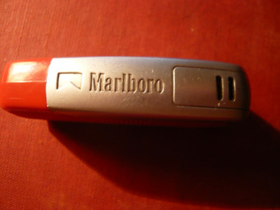 Bricheta cu reclama Marlboro ,plastic si metal , h= 6 cm foto