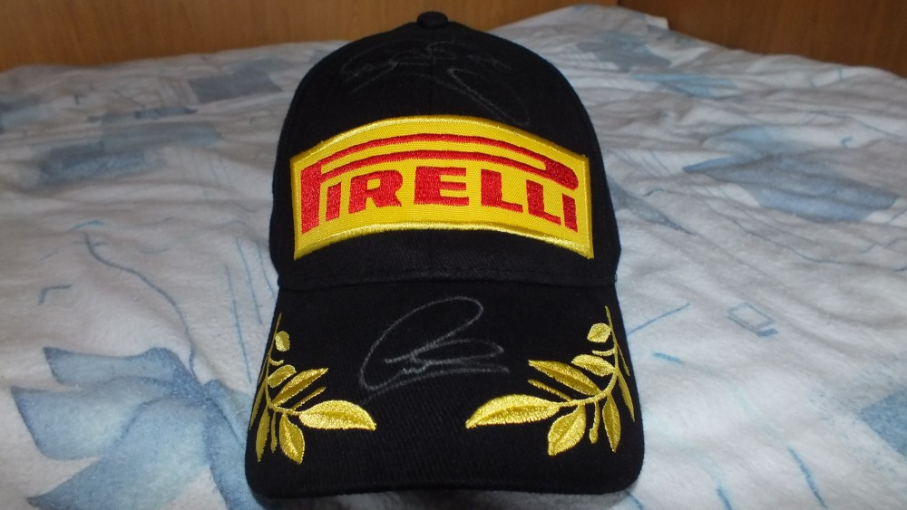 Sapca Pirelli semnata de Jenson Button si Lewis Hamilton | arhiva Okazii.ro