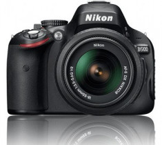 Nikon D5100 cu obiectiv 18-55mm, impecabil foto