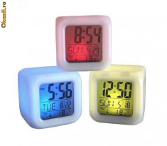 Ceas Multicolor - CUB sau PIRAMIDA - cu Alarma, Termometru si Calendar! + BATERII CADOU! foto