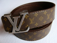 Curea Louis Vuitton marou inchis cu semne LV fata catarama metalica argintie foto