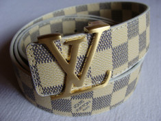Curea Louis Vuitton LV alb-crem cu patratele gri catarama metalica aurie foto